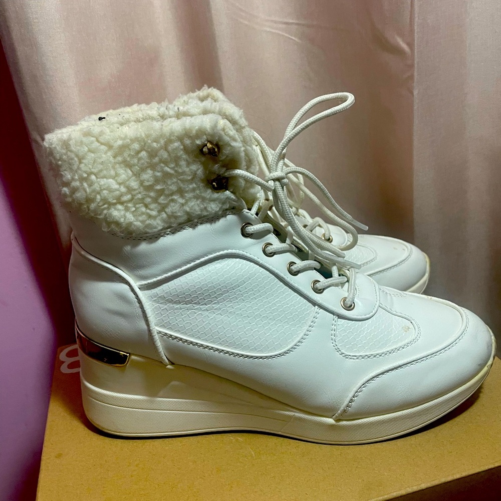 Lightly used white faux fur heeled boots!